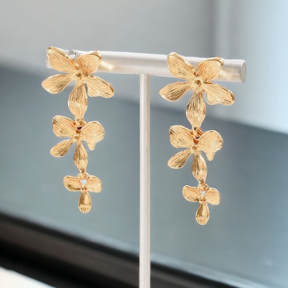 GOLD PLATED TRI-PETAL FLOWER DROP EARRINGS - Picture 3 of 7